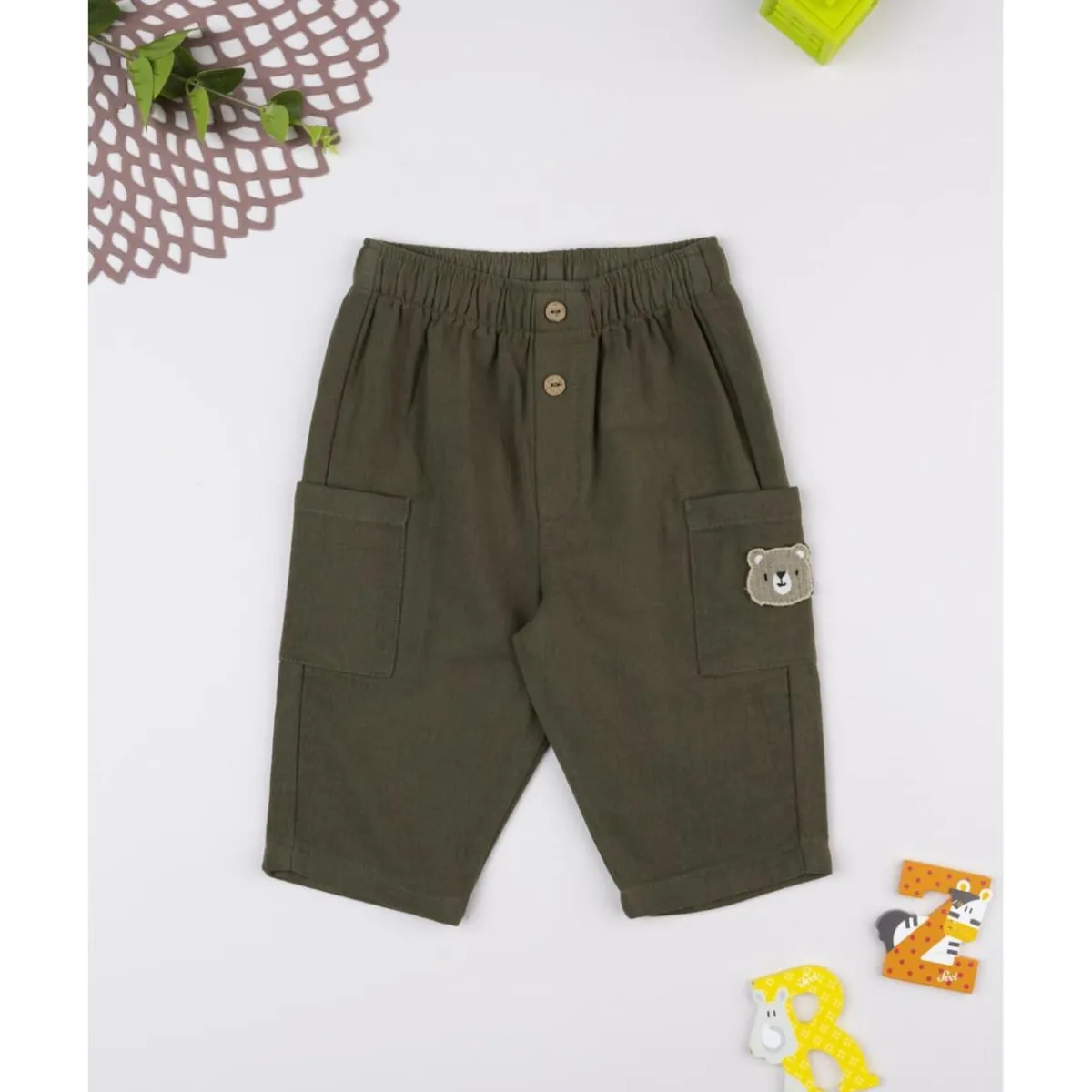 Pantalón niño verde con bolsillos cargo y oso*Prenatal Sale
